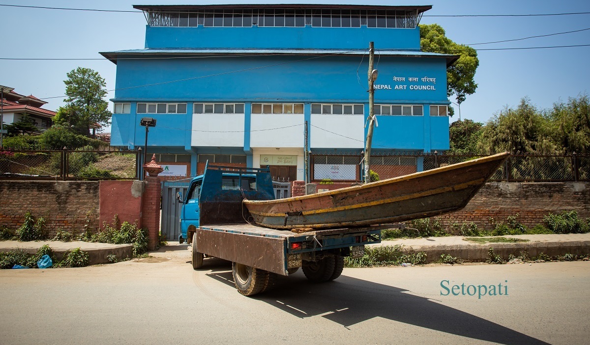 कलाकार रवीन्द्र श्रेष्ठले नागदहबाट ल्याएर नेपाल आर्ट काउन्सिलमा राखेको पुरानो डुंगा। तस्बिर सौजन्यः करिमा जोशी